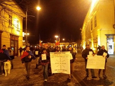 Pancarte ale protestatarilor sibieni, sub forma unei ţinte de tir cu mesajul: "Deputat Cătălin Rădulescu, sunt în Piaţa Mare, vino să mă împuşti” - FOTO