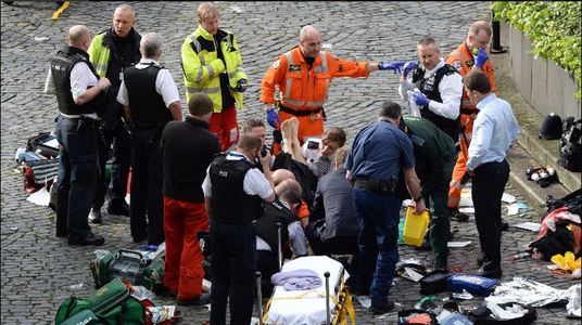 Cei doi români răniţi în atacul de la Londra - un bărbat şi o femeie, turişti; starea femeii este "relativ critică". Tânăra a fost lovită de maşină pe podul Westminster şi proiectată în Tamisa. VIDEO