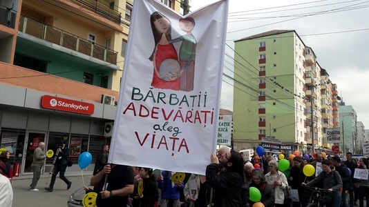 Aproximativ o mie de oameni, la ”Marşul pentru viaţă” de la Timişoara; câteva sute de persoane şi la Ploieşti, Sibiu şi Arad - FOTO/VIDEO