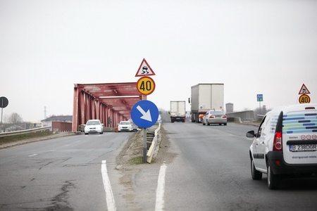 CNAIR: Lucrările de consolidare a podului metalic de la Mărăcineni ar putea începe în trei luni dacă nu vor fi contestaţii - FOTO