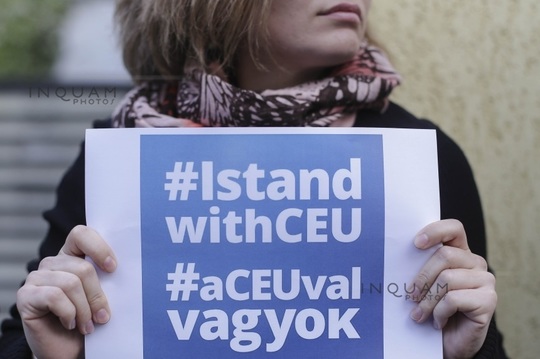 Miting de susţinere a Universităţii Central-Europene din Budapesta, în faţa Ambasadei Ungariei la Bucureşti/Foto: Octav Ganea, Inquam Photos
