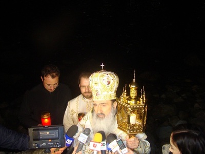 Constanţa: Lumina Sfântă, adusă şi în acest an din largul mării de IPS Teodosie; câteva mii de credincioşi, la slujba de Înviere