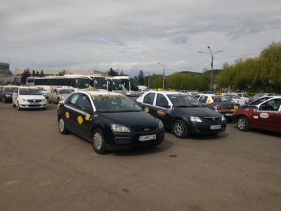 Cluj: 300 de taximetrişti au protestat faţă de ”concurenţa neloială practicată de Uber”