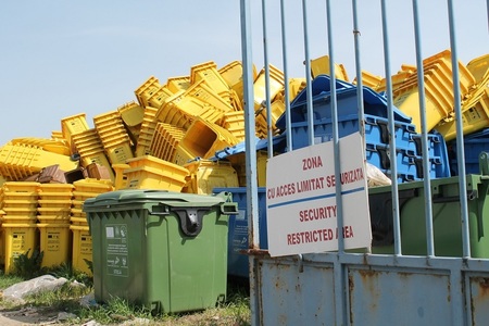 Arad: Zeci de mii de pubele şi containere cumpărate cu 24 milioane lei în urmă cu şase ani, nefolosite de autorităţi; unele s-au deteriorat - FOTO