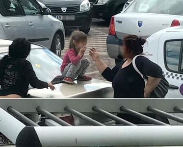 Anchetă a Protecţiei Copilului Alba după ce pe internet au fost distribuite fotografii cu o fetiţă de câţiva ani, învăţată să fumeze