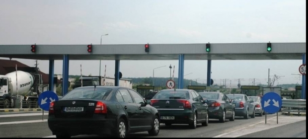 Circulaţia pe podul de la Feteşti se desfăşoară pe o singură bandă în sensul spre Bucureşti, din cauza unei gropi