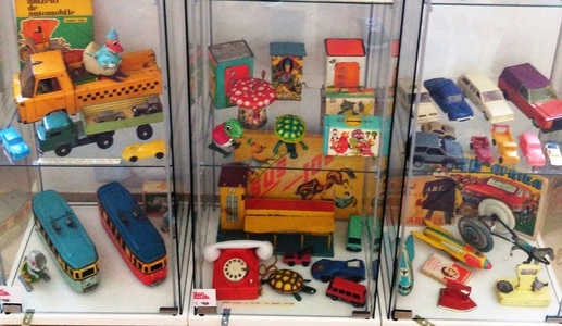 Un muzeu cu sute de jucării din generaţiile trecute a fost deschis în Arad; Copil: jucăriile vechi sunt mult mai interesante - FOTO