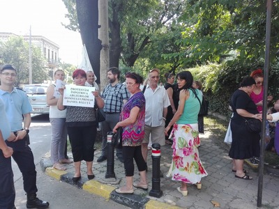 Mai mulţi proprietari de chioşcuri de ziare au protestat în faţa Primăriei Sectorului 4, nemulţumiţi că administraţia locală le ridică chioşcurile de pe spaţiul public