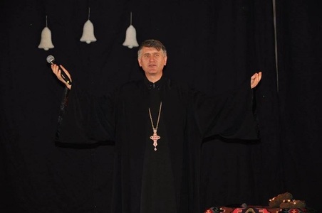 Arhiepiscopia Ortodoxă de Alba Iulia cercetează cazul unui preot, care este şi interpret de folclor, acuzat că a încercat să corupă sexual un minor. AUDIO