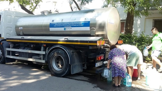Galaţi: Sute de familii din asociaţiile cu datorii primesc pe caniculă apă cu cisterna