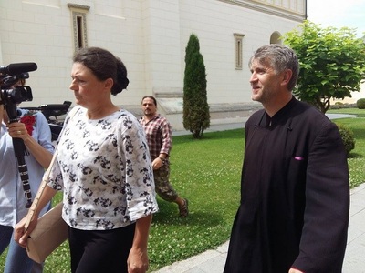 Preotul Cristian Pomohaci, acuzat de coruperea sexuală a unui minor, primit cu aplauze de către susţinători înaintea intrării în Arhiepiscopia din Alba Iulia