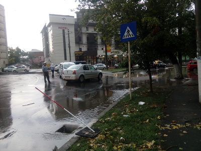 Probleme din cauza ploilor torenţiale în mai multe cartiere din municipiul Galaţi. Gurile de scurgere a apei, monitorizate de echipele Apă-Canal