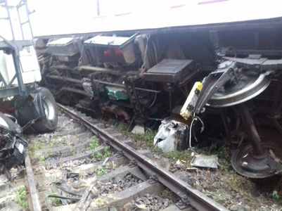 Traficul feroviar, blocat în continuare în Vâlcea în urma accidentului de miercuri seară provocat de un şofer de TIR