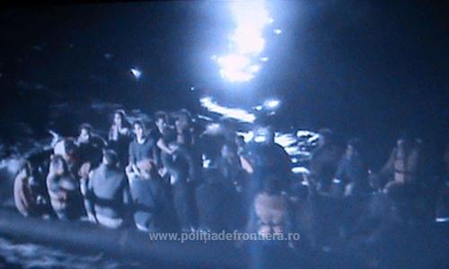 Peste 50 de persoane, printre care şi 19 copii, salvate de către poliţiştii de frontieră români de pe o ambarcaţiune care risca să se scufunde în Marea Egee. VIDEO