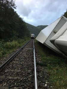 Cluj: Trafic feroviar oprit din cauza unui TIR căzut lângă calea ferată, între staţiile Ciucea şi Piatra Craiului. FOTO