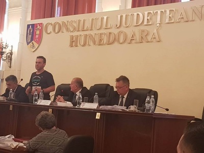 CJ Hunedoara i-a acordat lui Avram Iancu titlul de "Cetăţean de onoare" pentru că a parcurs Dunărea înot, dar a uitat să-l invite la ceremonie