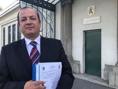 Primarul din judeţul Sibiu care a mers pe jos la Bucureşti a ajuns la Administraţia Prezidenţială