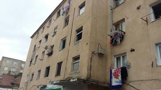Peste 60 de familii de romi, evacuate cu jandarmi şi poliţişti dintr-un bloc social din Alba Iulia. FOTO