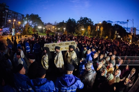 Aproximativ 30.000 de oameni s-au închinat la racla cu moaştele Sfintei Parascheva, în primele două zile ale pelerinajului de la Iaşi