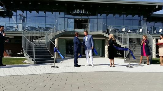 Preşedintele Klaus Iohannis, în judeţul Alba, la inaugurarea celui mai modern resort de golf din ţară, o investiţie privată de 15 milioane de euro. FOTO