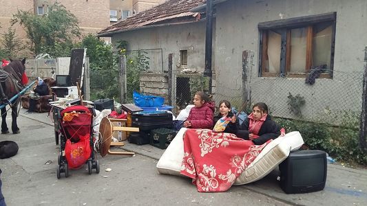 Alba Iulia: Circa 50 de persoane, la un miting de solidaritate cu familiile evacuate dintr-un bloc social