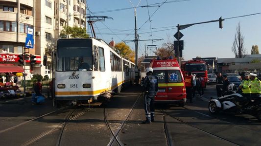 Două tramvaie s-au ciocnit într-o intersecţie pe Calea 13 septembrie; două persoane au avut nevoie de îngrijiri medicale