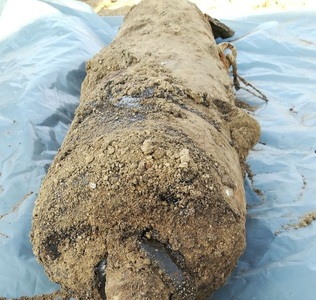 Două bombe de aviaţie cu napalm, de aproximativ 50 de kilograme, descoperite într-un
sat din judeţul Galaţi