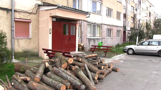 Lemne transportate cu scripeţi la etaje, în zeci de blocuri din oraşul Lipova, care nu mai are sistem centralizat de încălzire. FOTO