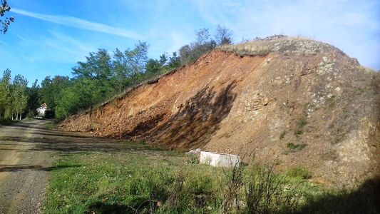 Arad: Sesizări la autorităţi privind presupuse excavări ilegale cerute de un primar, acuzat de unii localnici că vindea balast "la negru". FOTO
