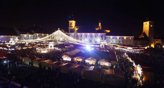 Câteva mii de persoane, la deschiderea Târgului de Crăciun de la Sibiu. VIDEO