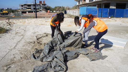 Aproape 18.500 de deşeuri, descoperite pe plajele litoralului românesc; cele mai murdare Vama Veche şi Saturn