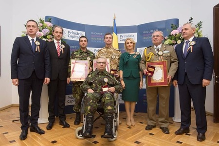 Trei militari români răniţi în Irak şi Afganistan au primit titlul de Cetăţean de onoare al Capitalei, la o ceremonie la care au participat şi Liviu Dragnea şi Mihai Fifor