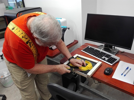 Piesă pentru un echipament, scoasă de inginer din imprimanta 3D. Foto: Cristina Radu / News.ro