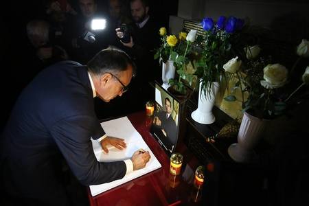 Carte de condoleanţe, deschisă la Catedrala din Timişoara, ctitorită de Regele Mihai I. Vicepremierul Paul Stănescu a participat la slujbă