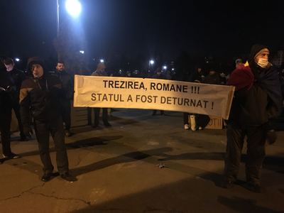 Protest în faţa Parlamentului, în timp ce în plen se dezbate legea privind statutul magistraţilor. FOTO/VIDEO