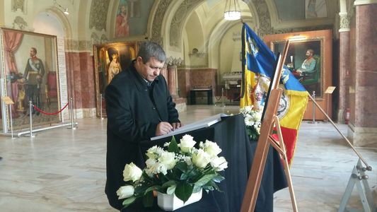O carte de condoleanţe în memoria Regelui Mihai, deschisă în Sala Unirii din Alba Iulia