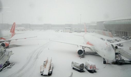 Mai mulţi români sunt blocaţi pe aeroportul Luton din Londra, din cauza ninsorilor. Wizz Air: Imediat ce aeroportul se va redeschide, aeronava va decola spre Cluj-Napoca