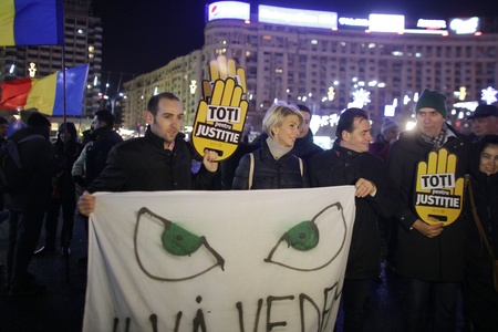 Câteva sute de persoane protestează în Piaţa Victoriei, unde se află şi liderii partidelor de opoziţiei şi ai Platformei România 100