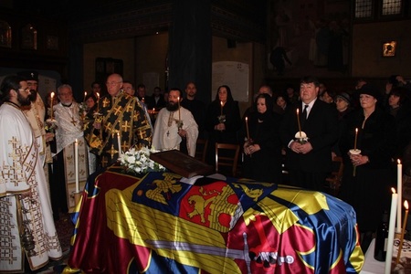 Sicriul cu trupul neînsufleţit al Majestăţii Sale Defuncte Regele Mihai I a fost depus luni la Catedrala Ortodoxă Greacă din Lausanne