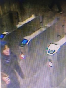 Femeia care a ucis o tânără la metrou posta pe Facebook mesaje incoerente şi îl acuza pe fratele ei de abuz sexual