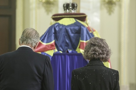 Regina Sofia şi Regele Juan Carlos I ai Spaniei şi-au prezentat omagiile la catafalcul Regelui Mihai I - FOTO