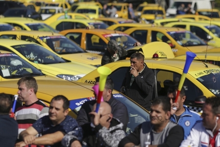 Primăria Capitalei: Taximetriştii independenţi vor să fie arondaţi la dispeceratul companiei municipale de transport