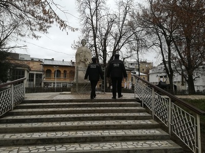 Galaţi: Statuia lui Mihai Eminescu a fost din nou vandalizată; autorităţile au montat o altă replică a mâinii muzei poetului - FOTO, VIDEO