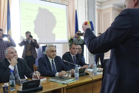 La audierile în comisii, parlamentarii PNL l-au ironizat pe ministrul Educaţiei pentru folosirea cuvântului "pamblică". Popa: Comunităţile din Moldova folosesc acest cuvânt - VIDEO