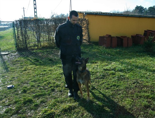 Alex Munteanu, împreună cu câinele său, Max. Foto: Cristina Radu / News.ro