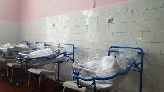 Unu din trei copii se naşte cu probleme de sănătate, la Maternitatea Arad, pentru că mamele nu merg la controale în timpul sarcinii