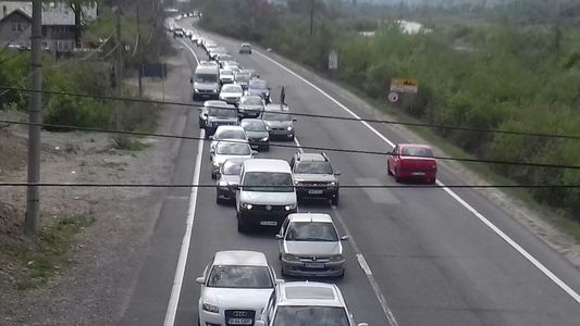 Coloane de maşini pe Valea Prahovei; între Buşteni şi Predeal se circulă cu 10 kilometri la oră