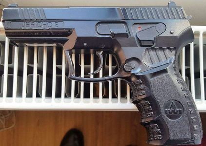 Un elev a creat panică într-o şcoală din Arad, unde a intrat cu un pistol de tip airsoft din plastic, cu bile