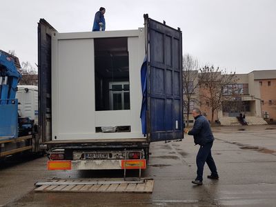 Şase containere în care vor urma cursurile 140 de elevi ai unei şcoli din Timişoara, cumpărate de primărie