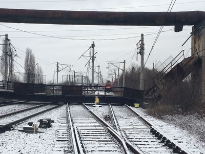 UPDATE - Trafic feroviar blocat pe magistrala Bucureşti - Braşov, după ce o pasarelă metalică din Gara de Vest s-a prăbuşit peste calea ferată. Şase trenuri, blocate pe traseu. Circulaţia a fost reluată parţial la ora 12.00 FOTO. VIDEO